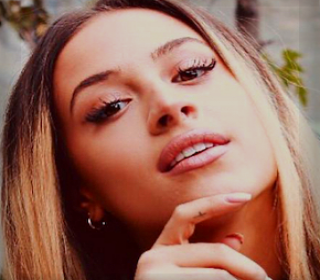 Angelike Falbo (Chanteuse)